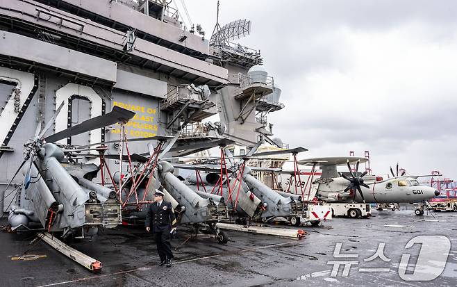 3일 부산 작전기지에 입항한 미국 핵 추진 항공모함 '칼빈슨함'(CVN-70) 갑판에 F/A-18 전투기를 비롯한 항공기들이 도열해 있다. 2025.3.3/뉴스1 ⓒ News1 사진공동취재단