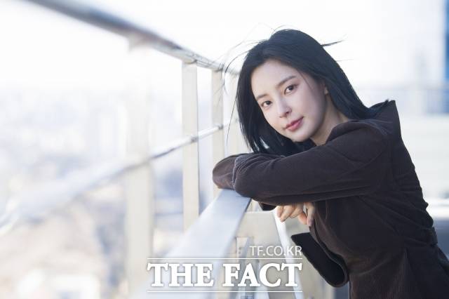 배우 신수현이 18일 오후 서울 마포구 상암동 <더팩트> 사옥에서 인터뷰에 앞서 포즈를 취하고 있다. /서예원 기자