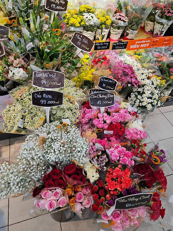 베트남 호찌민의 한 대형마트에서 판매하는 꽃들. 1년에 두번 있는 여성의 날엔 대형마트가 꽃밭으로 변한다. /호찌민=이미지 기자