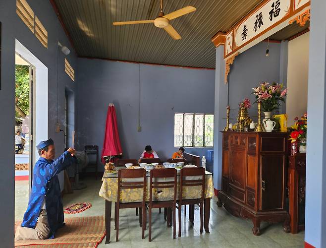 베트남의 한 지방에서 해당 집안의 어른인 큰 아버지가 조상의 위패 앞에 차려진 차례상을 두고 절을 하고 있다. /롱깐=이미지 기자