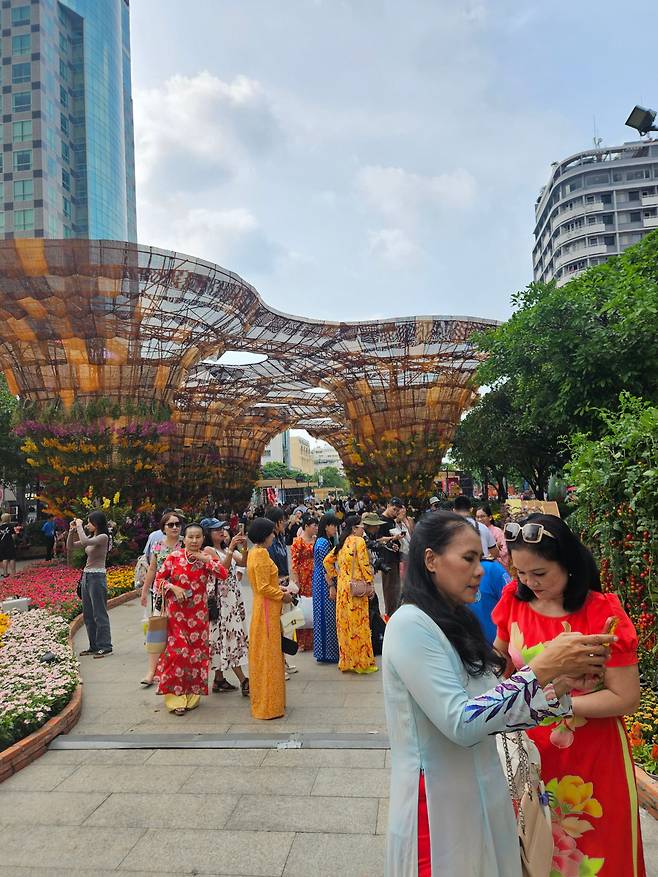 전통 의복인 아오자이를 입은 베트남 여성들. /호찌민=이미지 기자