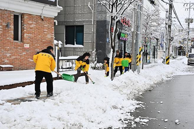 밤사이 많은 눈이 내린 3일 강원 속초 일대에서 시청 직원들이 제설 작업을 하고 있다. 속초시 제공