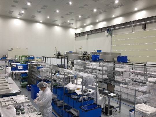 26일 경기 용인 저스템 1공장에서 반도체 엔지니어들이 장비 검증을 진행하고 있다.