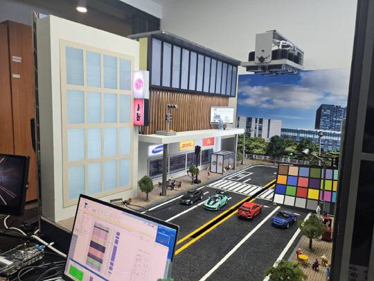 26일 경기 성남 판교 넥스트칩 기업부설연구소 쇼룸에서 R&D연구원들이 자율주행 칩 성능 테스트를 진행하고 있다.