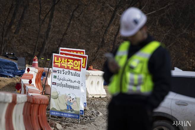 사고 현장 맞은편 공사장 입구에 3개 외국어가 병기된 낙석주의 표지판이 설치되어 있다. ⓒ시사IN 이명익