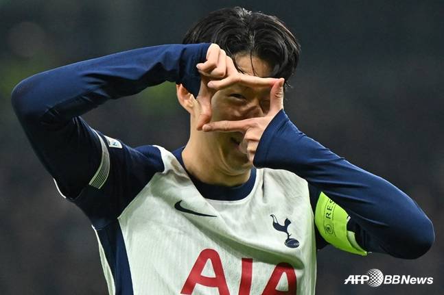 손흥민이 자신의 시그니처 세리머니를 펼치고 있다. /AFPBBNews=뉴스1