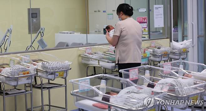 출생아 9년 만에 증가 (인천=연합뉴스) 임순석 기자 = 26일 인천 미추홀구 아인병원에서 의료진이 신생아들을 보살피고 있다. 통계청은 이날 지난해 출생아 수가 23만 8천 3백 명으로 1년 전보다 8천 3백 명 늘었다고 발표했다. 출생아 수가 증가한 것은 2015년 이후로 9년 만이다. 2025.2.26 soonseok02@yna.co.kr