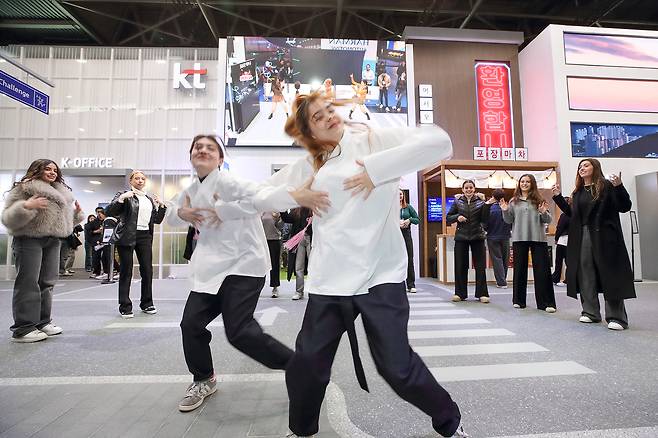 스페인 바르셀로나에서 열린 'MWC25' KT 전시관에서 K-팝 댄스 챌린지에 참여한 댄서들이 K-팝 춤을 추고 있다. /사진=KT