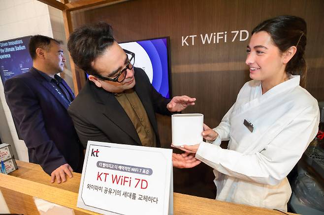 MWC25 KT 전시장에서 KT관계자들이 와이파이 공유기 ‘KT WiFi 7D‘를 소개하고 있다.