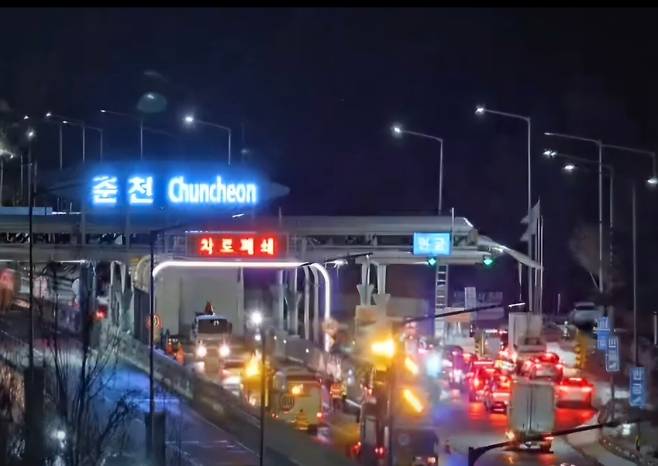 4일 오후 6시 30분쯤 강원 춘천시 중앙고속도로 춘천방향 춘천요금소 하이패스 철제구조물 낙하 수습현장. /고속도로 폐쇄회로(CC)TV 캡처