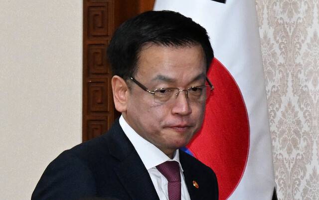 최상목 대통령 권한대행 부총리 겸 기획재정부 장관이 4일 정부서울청사에서 국무회의에 입장하고 있다. 대통령실사진기자단