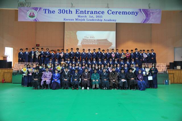 ▲ 횡성 민족사관고(교장 박하식)는 지난 1일 민사고 체육관 대강당에서 학생들이 참석한 가운데 제30회 입학식을 개최했다.