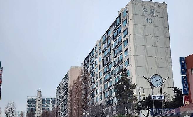 서울 송파구 잠실동 '잠실우성' 모습. 단지 내 곳곳에 GS건설 자이 광고가 자리잡고 있었다. 사진=오세성 한경닷컴 기자