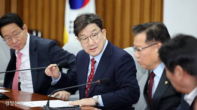 ‘부정선거 음모론’ 의식했나 권성동 국민의힘 원내대표(왼쪽에서 두 번째)가 4일 국회에서 열린 원내대책회의에서 참석자들과 대화하고 있다. 박민규 선임기자 parkyu@kyunghyang.com