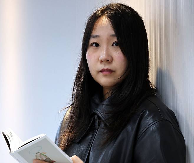 지난달 25일 서울 용산 세계일보 사옥에서 만난 예소연 작가는 “슬픔을 잘 빚어 내 감정의 하나로 고이 모셔두고, 어떤 슬픈 마음이 들더라도 담담하게 받아들일 수 있도록 해야 한다고 생각한다”고 말했다. 허정호 선임기자