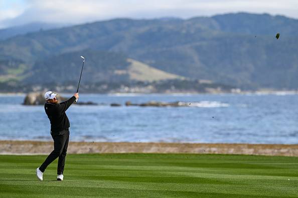 셰인 라우리가 AT&T 페블비치 프로암 최종일 18번 홀에서 저탄도 샷으로 홀을 공략하고 있다. Getty Images