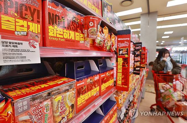 '불닭 열풍' 삼양식품, 황제주 넘보나 (서울=연합뉴스) 진연수 기자 = 19일 서울의 한 대형마트에 불닭볶음면 제품들이 진열되어 있다.
삼양식품이 불닭볶음면 시리즈의 글로벌 성장세에 대한 기대감으로 연일 최고 주가를 기록하고 있다. 지난해 삼양식품 영업이익은 전년 대비 133% 증가한 3천442억원에 달했다. 2025.2.19 jin90@yna.co.kr