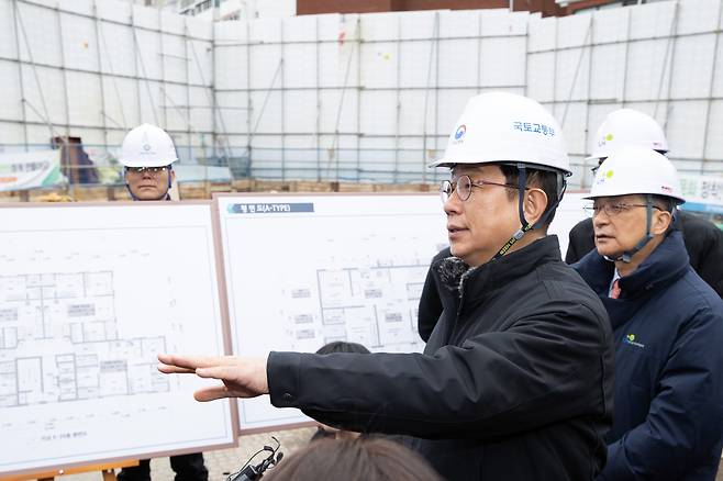 박상우 국토교통부 장관이 5일 서울시 은평구의 신축매입임대 건설현장을 방문해 사업 추진 현황과 향후 계획을 점검하고 있다.(국토교통부 제공)
