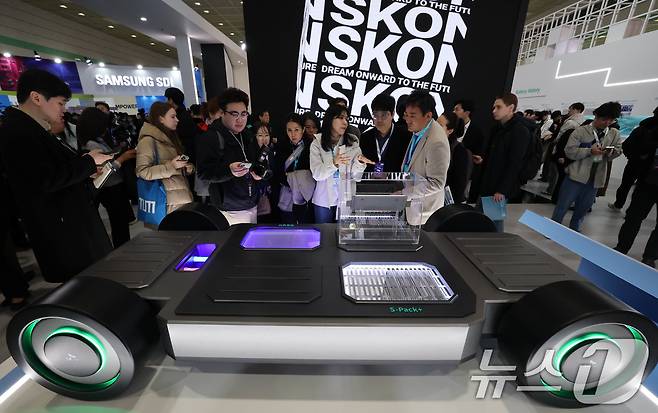 5일 서울 강남구 코엑스에서 개막한 ‘인터배터리 2025’ SK온 부스를 찾은 관람객들이 전기차 배터리 모형을 살펴보고 있다. 2025.3.5/뉴스1 ⓒ News1 박세연 기자