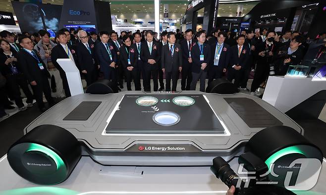 안덕근 산업통상자원부 장관과 이철규 국회 산업통상자원중소벤처기업위원회 위원장, 김동명 LG에너지솔루션 대표이사 겸 한국배터리산업협회장이 5일 서울 강남구 코엑스에서 개막한 ‘인터배터리 2025’에 참석해 LG에너지솔루션 부스에서 배터리 모형을 살펴보고 있다. 2025.3.5/뉴스1 ⓒ News1 박세연 기자