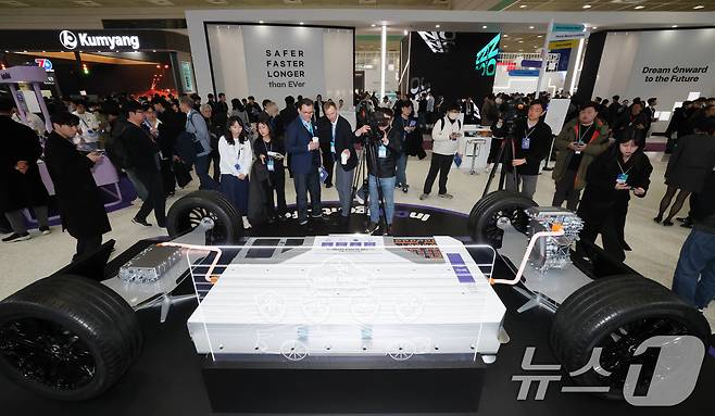 5일 서울 강남구 코엑스에서 개막한 ‘인터배터리 2025’ 삼성SDI 부스에서 관람객들이 배터리 모형을 살펴보고 있다. 2025.3.5/뉴스1 ⓒ News1 박세연 기자