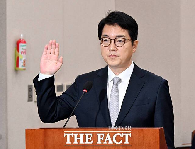 고위공직자범죄수사처(공수처)가 김성훈 대통령경호처 차장의 구속영장을 반려한 검찰에 대한 수사에 착수했다. 심우정 검찰총장이 지난해 10월21일 오전 서울 여의도 국회에서 열린 법제사법위원회의 대검찰청에 대한 국정감사에 참석해 증인선서를 하고 있다./배정한 기자