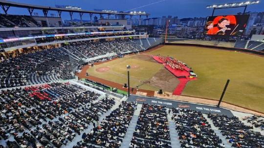 한화이글스의 새로운 홈구장 '대전 한화생명 볼파크'가 5일 개장식을 개최한 가운데 1만 4000여 명의 시민이 관중석을 가득 채우고 있다. 김영태 기자.