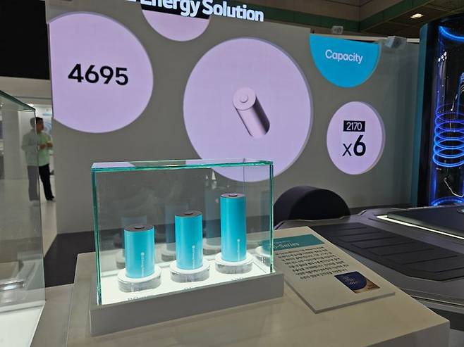 인터배터리 2025의 LG에너지솔루션 부스 내 원통형 배터리. ⓒ데일리안 정진주 기자