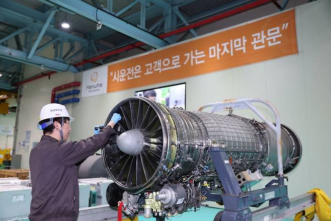 한화에어로스페이스 창원1사업장 직원이 항공엔진을 점검하고 있다. 한화에어로스페이스 제공