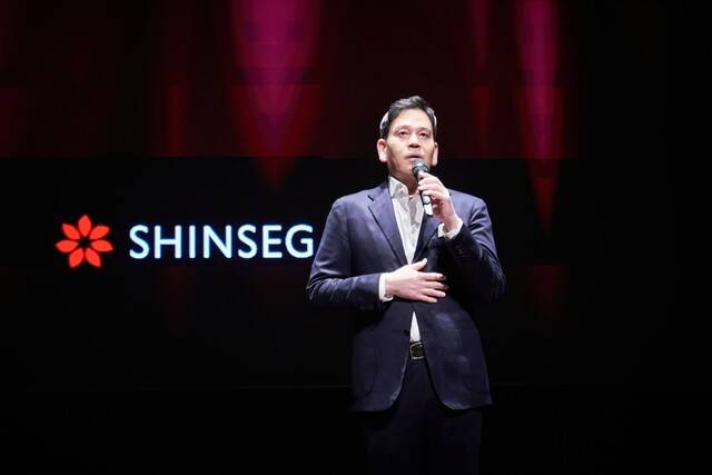 정용진 신세계그룹 회장이 ‘신세계 남산’에서 열린 신입사원 수료식에 참석해 질의 응답을 하는 모습. 신세계그룹 제공