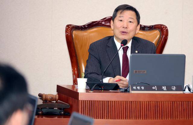 이철규 국회 산업통상자원중소벤처기업위원회 위원장이 지난 2월 19일 오전 서울 여의도 국회에서 열린 산자위 전체회의에서 발언을 하고 있다.