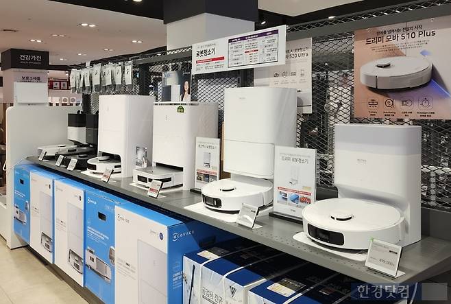 전자랜드 용산본점에 로봇청소기가 진열되어 있다. 사진=김대영 기자