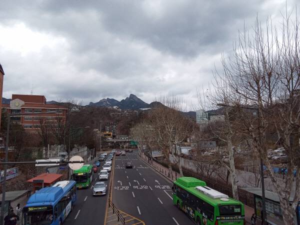 에이엘티 AT-M140S 후면 카메라로 북한산을 촬영했다. 정옥재 기자