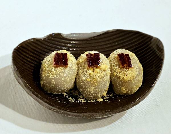 한국예술문화명인진흥회 작품전시회에 출품한 대한민국 전통음식 김나경 명인의 떡 작품. 김 명인은 “봄을 맞아 아름다운 떡과 별빛이 흐르는 한과를 꽃처럼 드리고 싶다”고 전시회 참여 의미를 전했다.