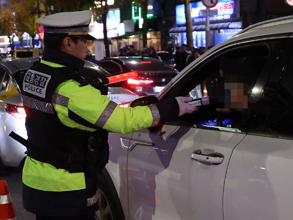 대전에서 50대 여성이 음주 운전으로 단속된 지 불과 2시간여 만에 또다시 경찰에 적발됐다. 사진은 기사의 이해를 돕기 위한 관악경찰서 교통안전계 경찰이 지난해 12월4일 밤 서울 관악구 한 도로에서 연말연시 음주·약물운전 특별단속하는 모습. /사진=뉴스1