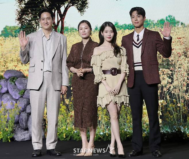배우 박해준, 문소리, 이지은, 박보검이 5일 오전 서울 영등포구 여의도동 콘래드 서울에서 진행된 넷플릭스 시리즈 '폭싹 속았수다' 제작발표회에 참석해 포즈를 취하고 있다. '폭싹 속았수다'는 제주에서 태어난 '요망진 반항아' 애순이(아이유 분)와 '팔불출 무쇠' 관식이(박보검 분)의 모험 가득한 일생을 사계절로 풀어낸 넷플릭스 시리즈다. 오는 7일 공개. 2025.03.05 /사진=김창현 chmt@