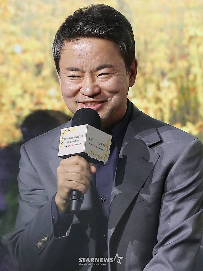 김원석 감독이 5일 오전 서울 영등포구 여의도동 콘래드 서울에서 진행된 넷플릭스 시리즈 '폭싹 속았수다' 제작발표회에 참석해 인사말을 하고 있다. '폭싹 속았수다'는 제주에서 태어난 '요망진 반항아' 애순이(아이유 분)와 '팔불출 무쇠' 관식이(박보검 분)의 모험 가득한 일생을 사계절로 풀어낸 넷플릭스 시리즈다. 오는 7일 공개. 2025.03.05 /사진=김창현 chmt@