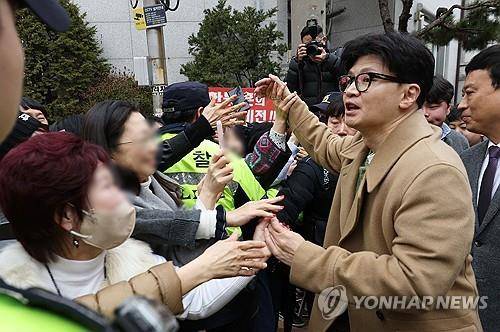 한동훈 두 달 보름 만에 정치 행보 재개 (서울=연합뉴스) 국민의힘 한동훈 전 대표가 2일 대학로 한 극장에서 제2연평해전을 다룬 연극 '바다는 비에 젖지 않는다'를 관람하기 위해 이동하며 지지자들과 인사하고 있다. 2025.3.2