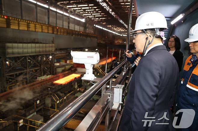 권성동 국민의힘 원내대표가 5일 오전 경북 포항시 포스코 포항제철소에서 열린 철강 산업 위기 극복을 위한 현장 간담회에 앞서 제2 후판공장을 살펴보고 있다. (포스코 제공. 재판매 및 DB 금지) 2025.3.5/뉴스1