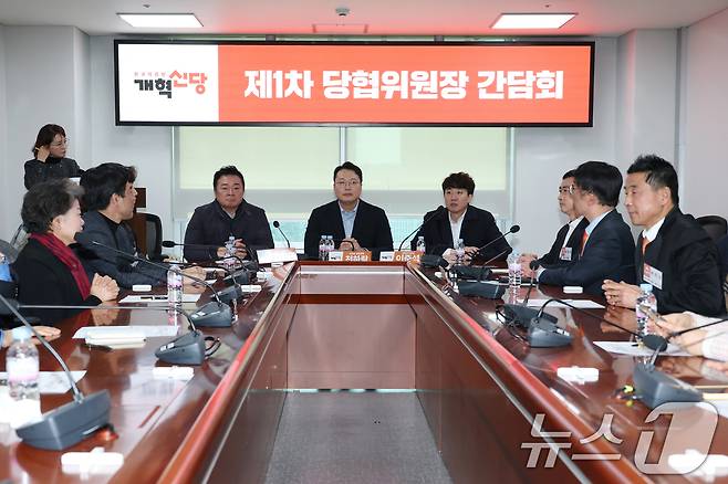 이준석 개혁신당 의원이 21일 오전 서울 여의도 국회 의원회관에서 열린 제1차 당협위원장 간담회에서 인사말을 하고 있다. 2025.2.21/뉴스1 ⓒ News1 이광호 기자