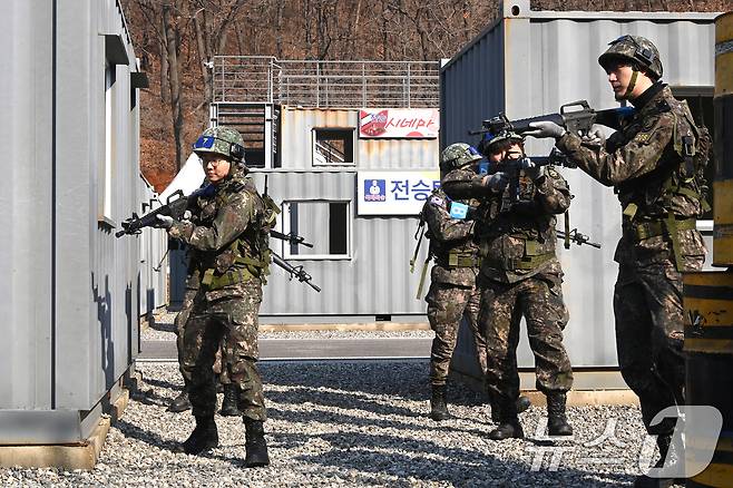육군 제51보병사단의 2025년 첫 예비군훈련이 실시된 6일 경기 화성시 수원·화성·오산과학화예비군훈련장에서 예비군들이 영상모의 사격, 시가지 전투 등 훈련을 받고 있다. 2025.3.6/뉴스1 ⓒ News1 경기사진공동취재단