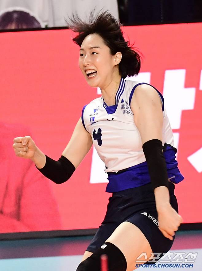 6일 인천 삼산월드체육관에서 열린 배구 V리그 여자부 흥국생명과 현대건설의 경기. 현대건설 황연주가 흥국생명 블로킹을 앞에 두고 스파이크를 날리고 있다. 인천=송정헌 기자songs@sportschosun.com/2025.03.06/