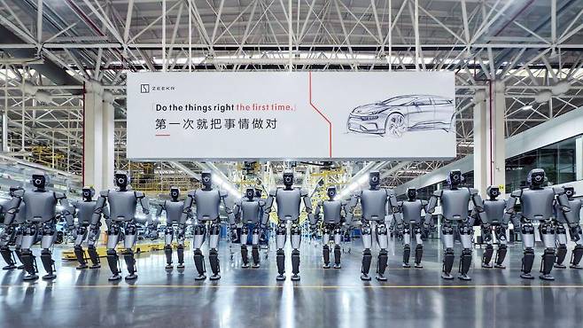 중국은 의류, 신발 제조에서 로봇공학, 인공지능(AI)과 같은 첨단 기술 분야로 방향을 돌리기 시작했다