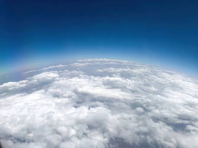 구름으로 덮인 지구의 모습이 공중에서 촬영되고 있다. 게티이미지뱅크 제공.