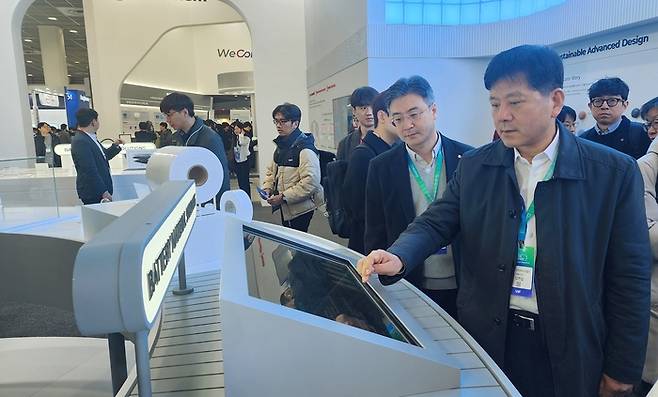 김연섭 롯데에너지머티리얼즈 대표(오른쪽)가 인터배터리 2025에서 롯데그룹 화학군 부스를 둘어보고 있다.