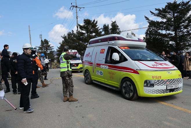 한미 통합화력 실사격 훈련이 실시된 6일 경기 포천시 이동면 노곡리의 한 민가에 공군 공대지 폭탄이 떨어져 구급차가 현장으로 향하고 있다. 공군은 “오늘 10시 7분께 공군 KF-16에서 MK-82 일반폭탄 8발이 비정상투하되어 사격장 외부 지역에 낙탄되었다”고 밝혔다. 이 사고로 민가 7가구가 부서지고 7명이 다친것으로 파악됐다. 사진=뉴스1