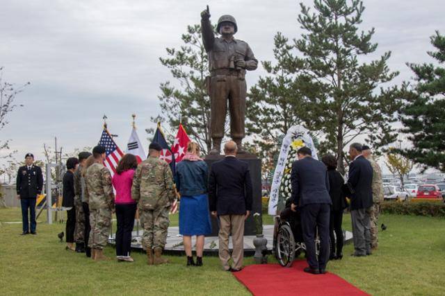2019년 10월 10일 미8군 캠프 험프리스 부대에 설치된 월튼 워커 장군 동상 앞에서, 휠체어를 탄 백선엽 장군과 워커의 손자 샘 워커 2세(동상 바로 앞 양복 입은 사람)가 함께 워커 장군을 추모하고 있다. 미 8군