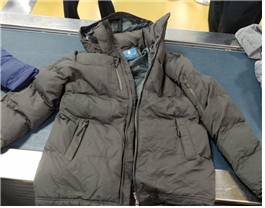 당시 피의자 남아공인은 외투와 가방 등에 대마초를 숨겨 국내에 들어왔다 적발됐다. 제주세관 제공