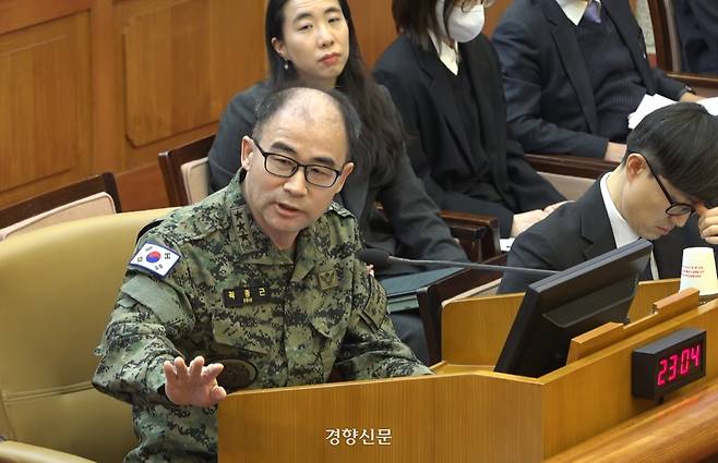 곽종근 전 특수전사령관이 지난달 6일 서울 종로구 헌법재판소에서 열린 윤석열 대통령 탄핵심판 6차 변론에 증인으로 출석해 피청구인인 윤 대통령 측 대리인들의 질문에 답하고 있다. 헌법재판소 제공