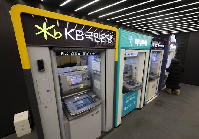 KB·신한·하나·우리금융지주 등 4대 금융지주 임직원의 평균 연봉은 1억6675만원으로 집계됐다. 사진은 12일 서울 시내 한 건물에 설치된 4대 은행 현금자동입출금기(ATM) 모습./사진=뉴시스
